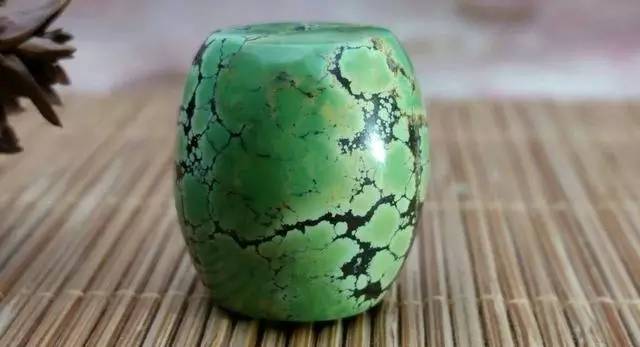 在国内市场上的染色绿松石多呈深蓝绿色或深绿色,而且颜色多在绿松石